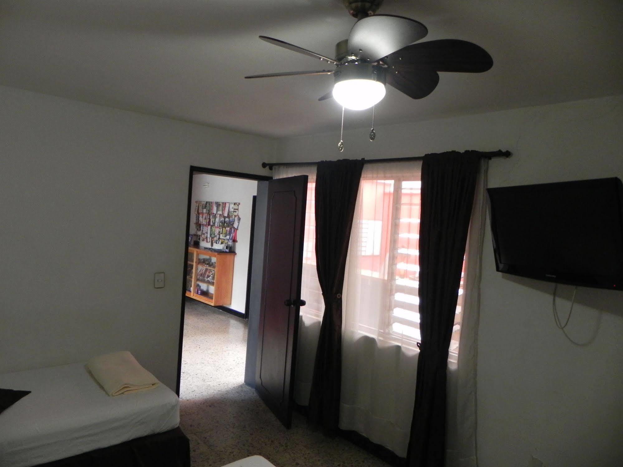 Hostal Tamarindo Inn Μεντεγίν Εξωτερικό φωτογραφία
