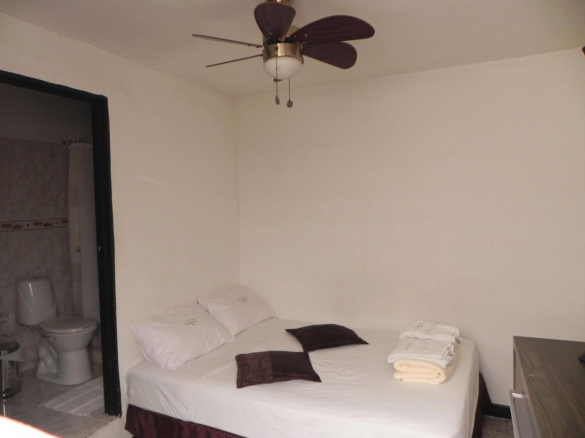 Hostal Tamarindo Inn Μεντεγίν Εξωτερικό φωτογραφία